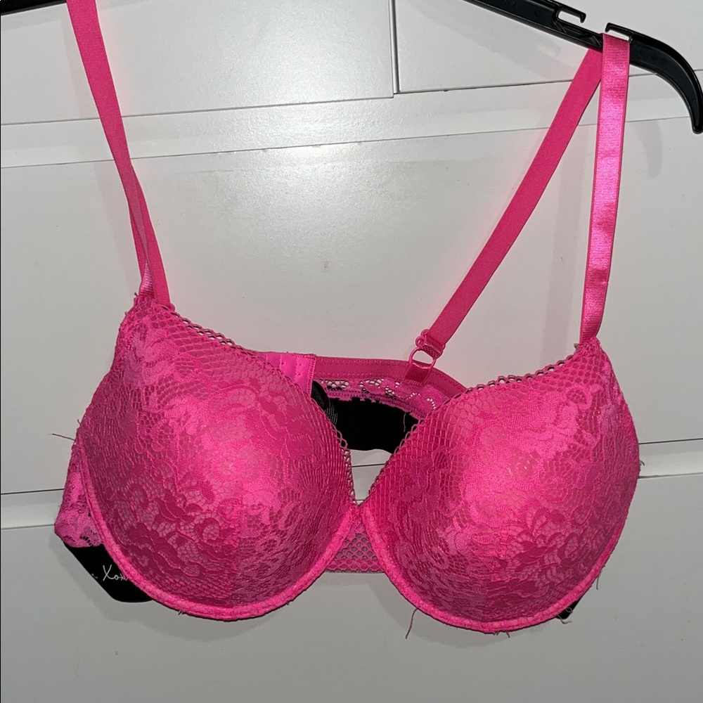 XOXO Vibrant Pink Lace Bra NEVER WORN